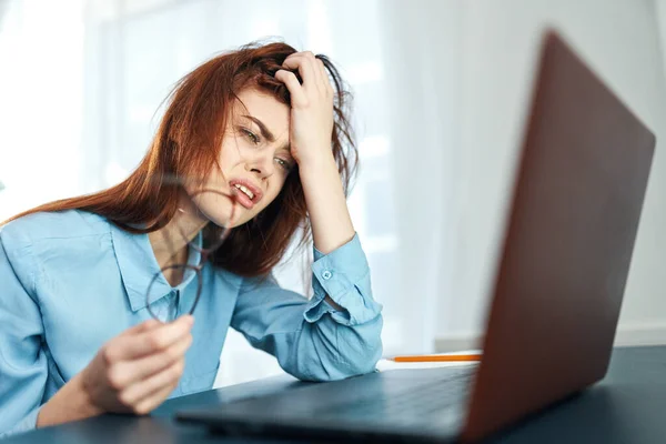Jovem Bela Mulher Negócios Infeliz Trabalhando Com Laptop Mesa — Fotografia de Stock