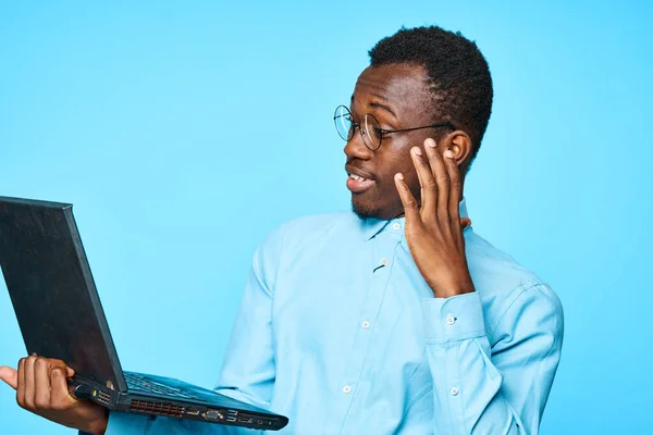 Молодий Африканський Здивований Бізнесмен Тримає Ноутбук Ізольований Синьому Фоні — стокове фото