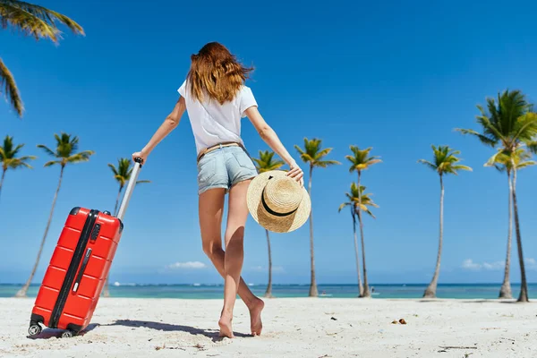 Jonge Vrouw Met Rode Koffer Het Strand — Stockfoto