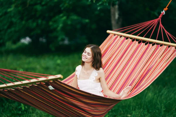 Mladá Krásná Žena Relaxující Houpací Síti — Stock fotografie