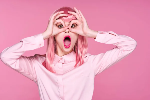 핑크가 여자가 배경으로 안경을 만드는 — 스톡 사진