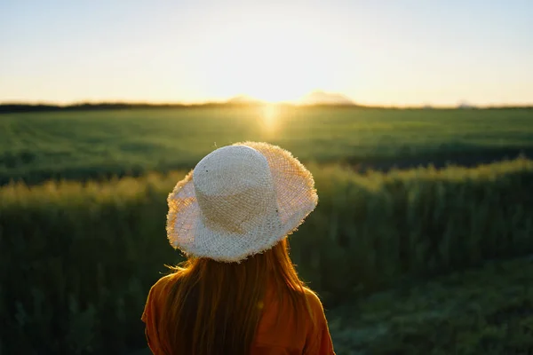 Jovem Mulher Posando Campo Trigo — Fotografia de Stock