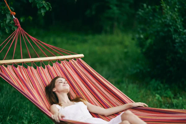 Mladá Krásná Žena Relaxující Houpací Síti — Stock fotografie