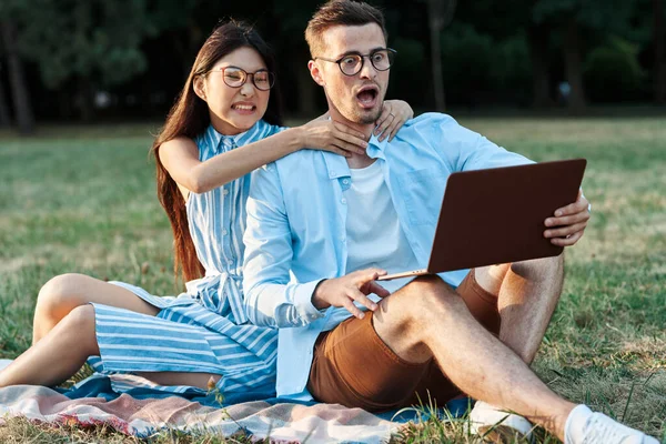 Jeunes Étudiants Avec Ordinateur Portable Assis Sur Pelouse — Photo