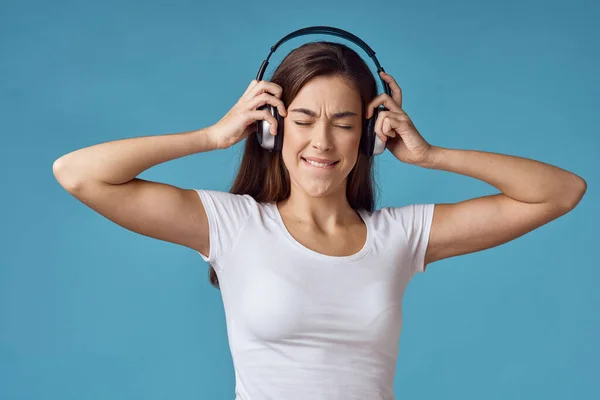 Mujer Joven Con Auriculares Escuchando Música —  Fotos de Stock