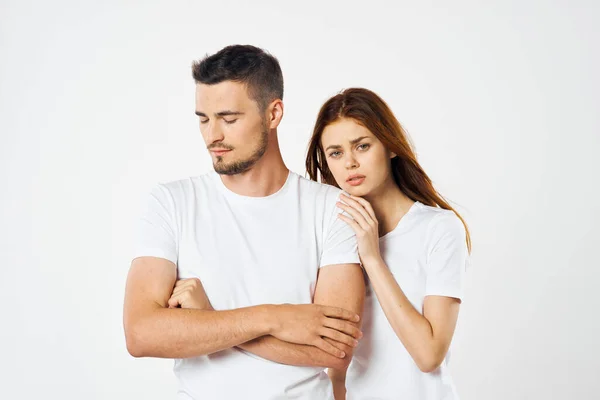 Young Beautiful Couple Posing Studio Isolated Background — Zdjęcie stockowe