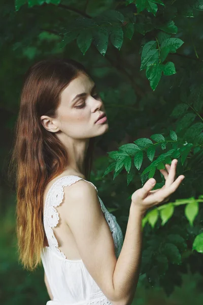 Jovem Bela Mulher Posando Parque — Fotografia de Stock