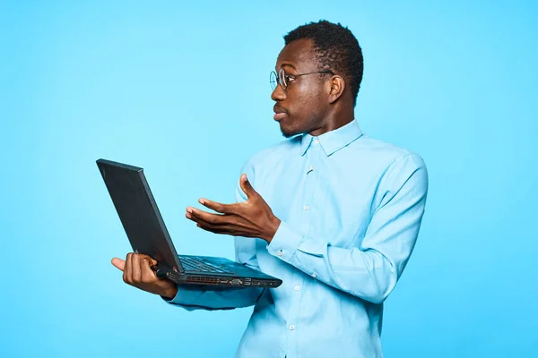 Jovem Empresário Africano Segurando Laptop Isolado Fundo Azul — Fotografia de Stock