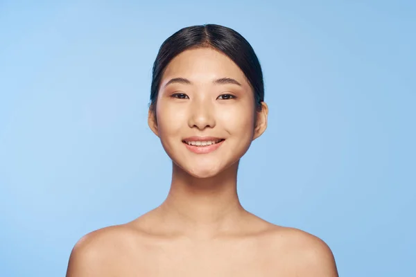 Portret Van Mooie Aziatische Vrouw Glimlachen Geïsoleerde Achtergrond — Stockfoto
