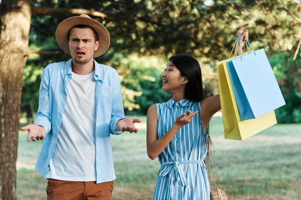 Pareja Joven Con Bolsas Compras Parque —  Fotos de Stock