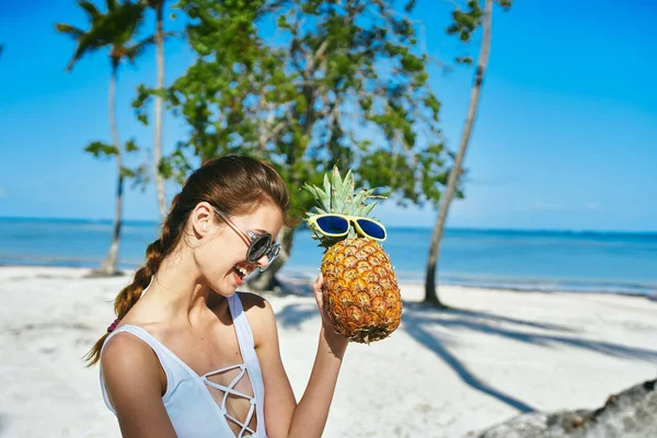 Une Femme Maillot Bain Blanc Avec Ananas Photo Haute Qualité — Photo