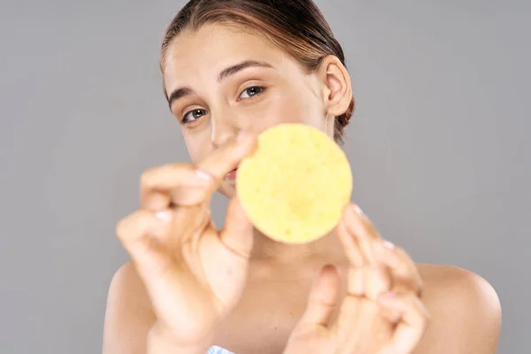 Jovem Mulher Bonita Com Esponja — Fotografia de Stock