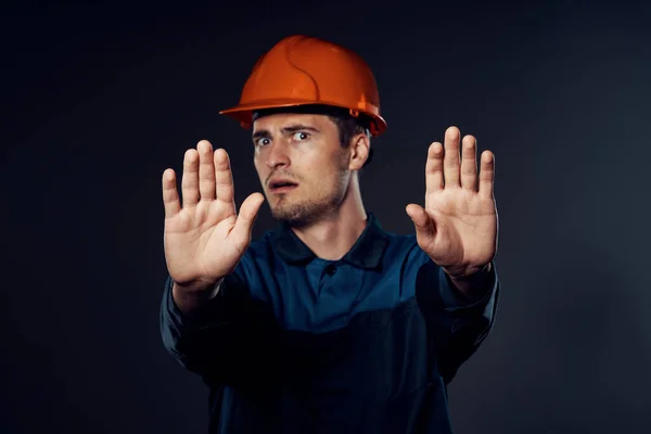Studioaufnahmen Junger Arbeiter Mit Orangefarbenem Helm Zeigt Stopp Geste — Stockfoto
