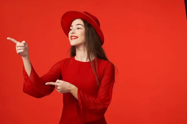 Grabado Estudio Joven Hermosa Mujer Rojo Señalando Aislado Sobre Fondo — Foto de Stock