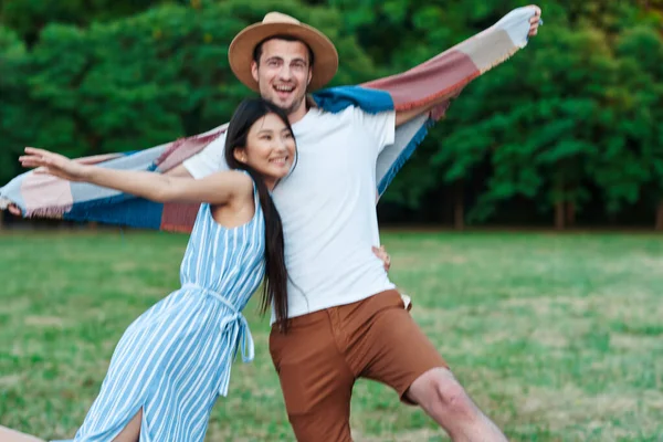 Young Couple Having Fun Park — Stock Photo, Image