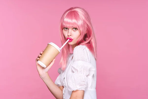 Jovem Mulher Bonita Peruca Rosa Posando Com Xícara Café — Fotografia de Stock