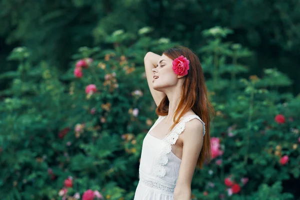 Bahçesinde Gül Çiçeği Olan Genç Bir Kadın — Stok fotoğraf