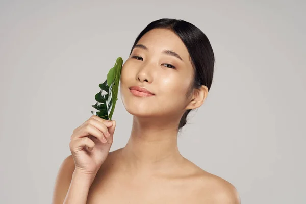 Retrato Joven Mujer Asiática Con Hoja —  Fotos de Stock