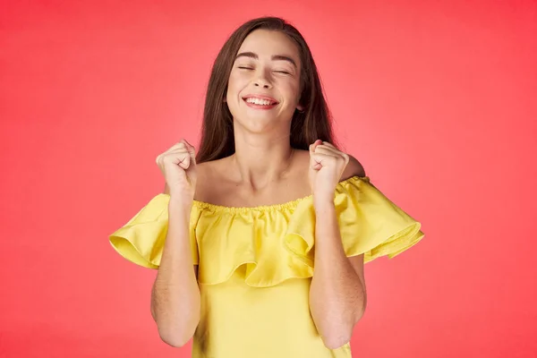 Jovem Bela Mulher Posando Com Punhos Estúdio Fundo Coral — Fotografia de Stock