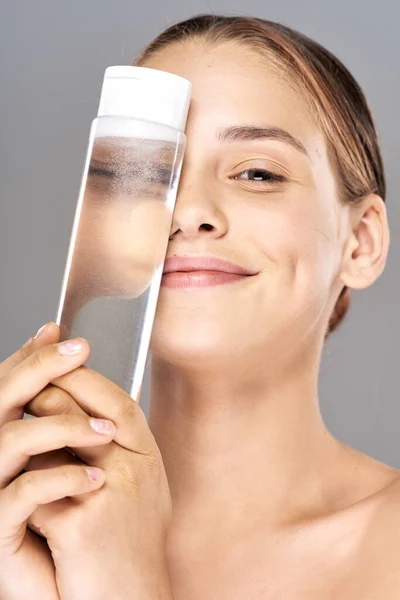 Jeune Belle Femme Avec Des Produits Beauté Plan Studio — Photo