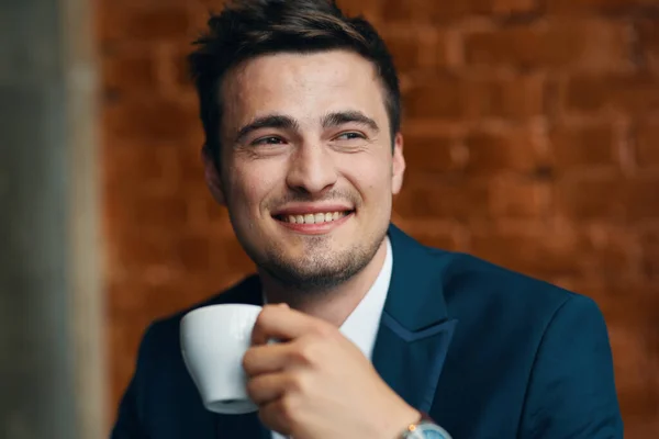 Jonge Zakenman Met Koffiekop Kantoor — Stockfoto