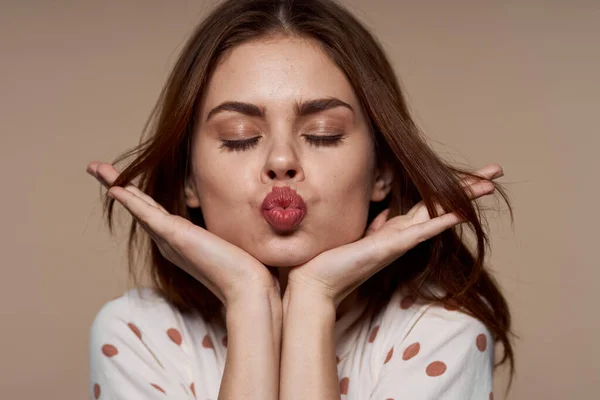 Giovane Bella Donna Occhiali Sole Posa Studio — Foto Stock