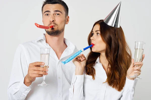 一对年轻漂亮的夫妇用香槟庆祝生日的肖像 — 图库照片