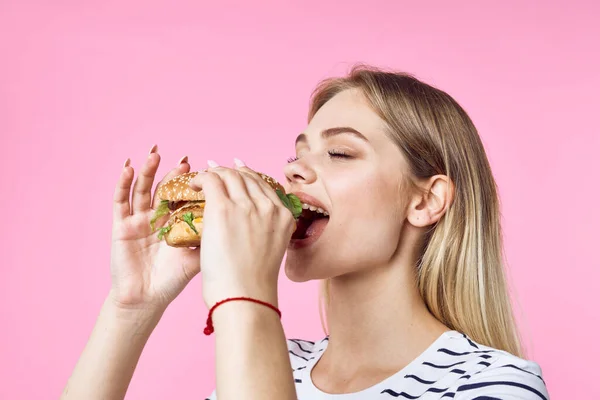 Bela Mulher Comer Hambúrguer Fundo Isolado — Fotografia de Stock