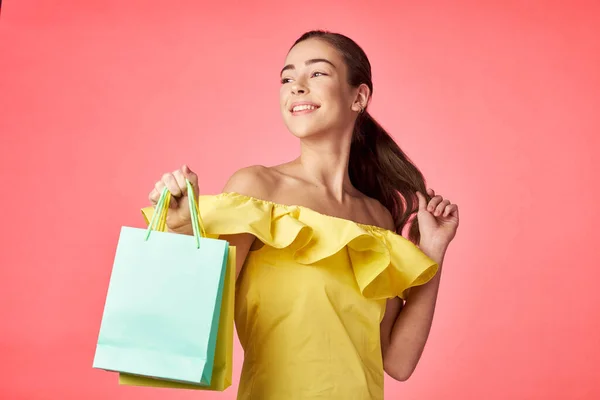 Mujer Joven Con Bolsas Compras Estudio —  Fotos de Stock