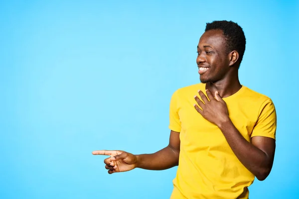 Jovem Rindo Homem Apontando Com Dedo Isolado Fundo Azul — Fotografia de Stock