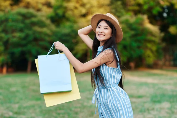 Молодая Азиатка Позирует Пакетами Покупок — стоковое фото