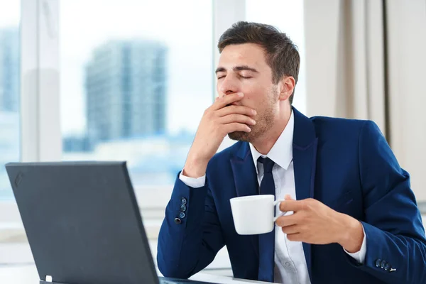 Jovem Empresário Cansado Trabalhando Escritório — Fotografia de Stock