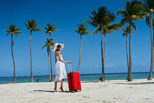 Mujer Joven Con Maleta Roja Playa —  Fotos de Stock