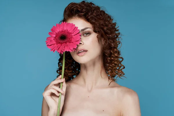 Giovane Bella Donna Posa Con Fiore — Foto Stock