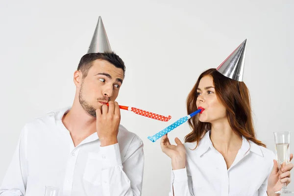 Retrato Jovem Casal Bonito Comemorando Novo Ano Chapéus Festa — Fotografia de Stock