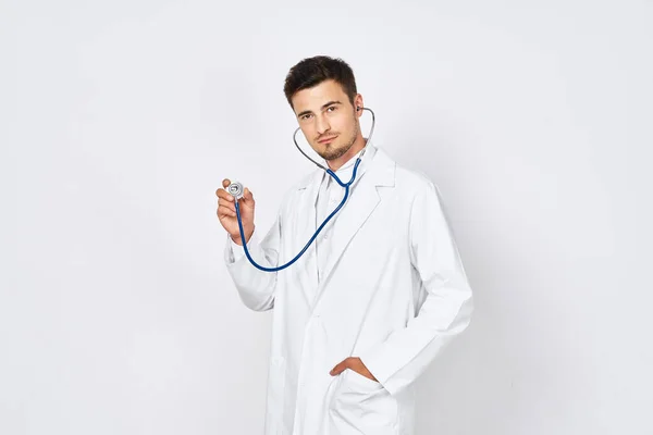 Zdjęcia Studyjne Młody Lekarz Odizolowanym Stetoskopem — Zdjęcie stockowe