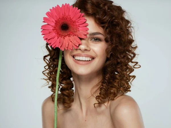 Mujer Joven Con Flor Posando Estudio — Foto de Stock