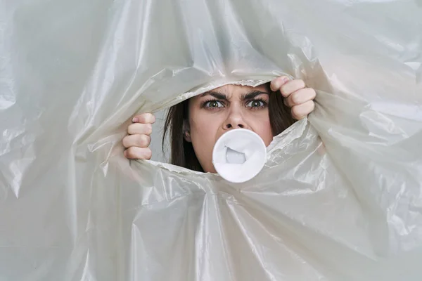 Молодая Женщина Чашкой Разрывая Пластик Полиэтилен — стоковое фото