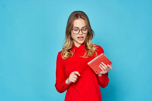 Jonge Vrouw Met Notrpad Studio Blauw — Stockfoto