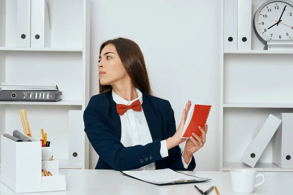 Joven Mujer Negocios Hermosa Sentada Escritorio Oficina Con Bloc Notas — Foto de Stock