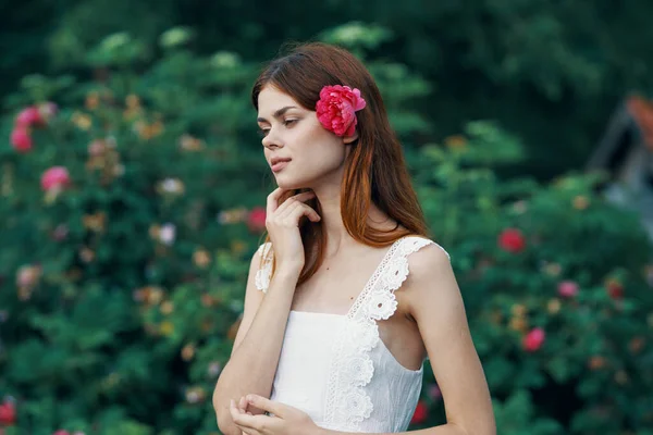 Jeune Femme Avec Fleur Rose Dans Jardin — Photo