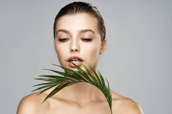 Joven Hermosa Mujer Posando Con Hoja Estudio — Foto de Stock