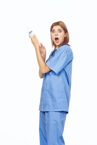 若いです驚きの女性医師保持注射器でスタジオ — ストック写真