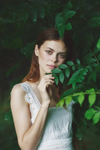 Jeune Belle Femme Posant Dans Parc — Photo