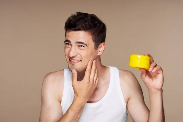 Studio Tourné Jeune Homme Beau Avec Des Produits Beauté — Photo