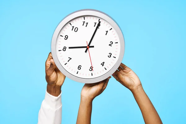 Pareja Celebración Con Reloj Estudio Sobre Fondo Azul —  Fotos de Stock