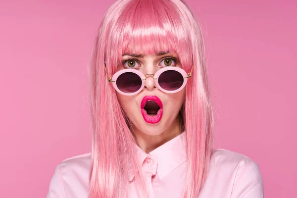 Young Beautiful Woman Pink Wig Sunglasses Posing Studio — Stock Photo, Image