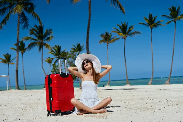 Mujer Joven Con Maleta Roja Playa —  Fotos de Stock