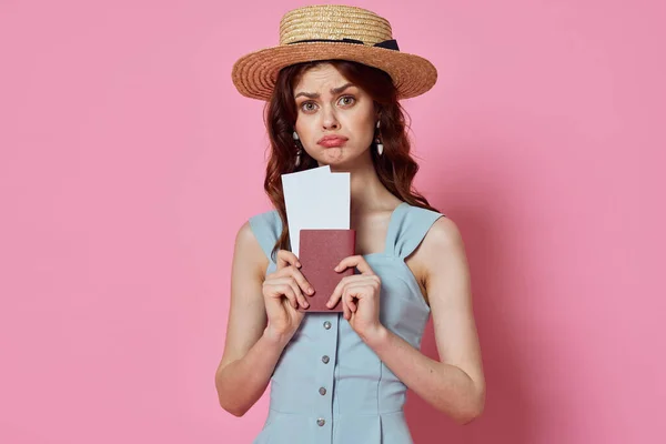 Jovem Mulher Bonita Com Passaporte Estúdio — Fotografia de Stock