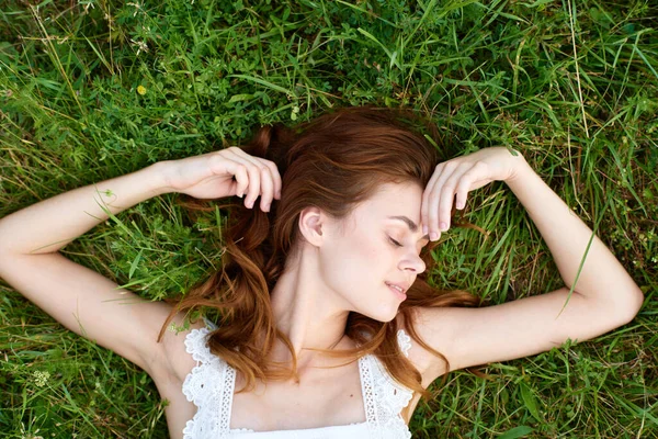 草の上に横たわって若い美しい女性 — ストック写真